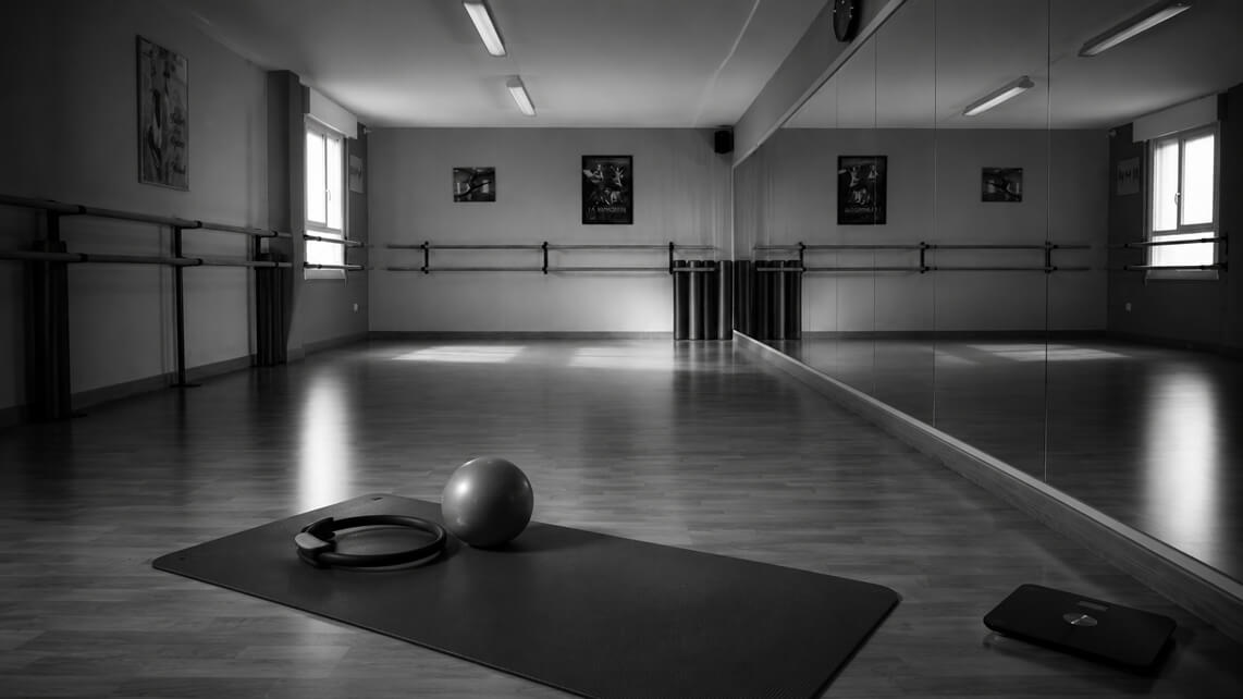 Sala de Pilates en Santander con colchoneta, aro, pelota y báscula, imagen para artículo sobre si el Pilates ayuda a adelgazar.