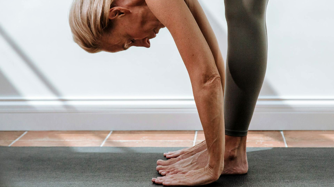Alumna de Pilates en Santander realizando un ejercicio de estiramiento para mejorar equilibrio y confianza en Alameda Studio.