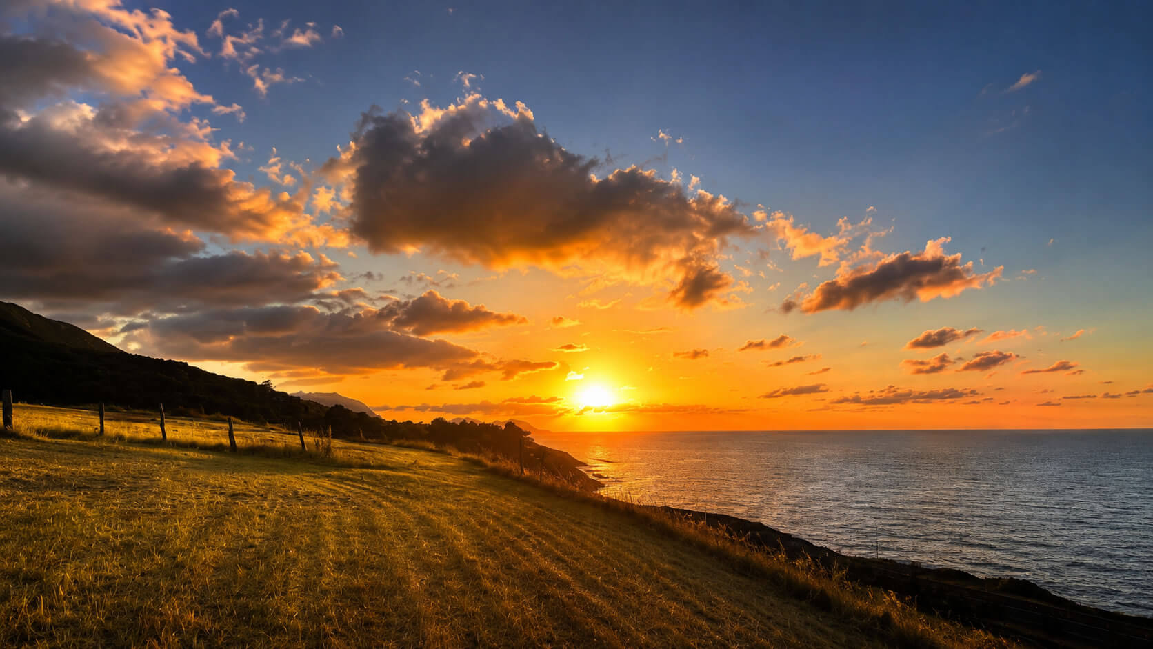 Atardecer de verano sobre la costa de Cantabria