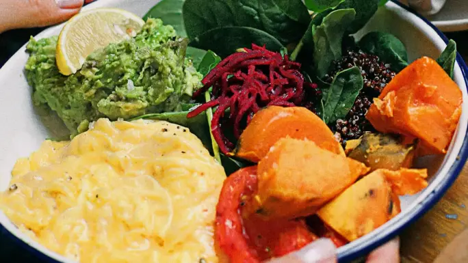 Ventajas del plato saludable de Harvard frente a la pirámide de alimentación